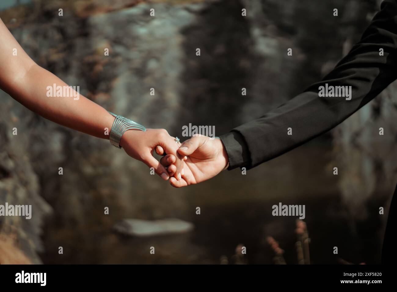 Halten Sie die Magie der Liebe mit unseren atemberaubenden Fotos vor der Hochzeit fest. Jedes Bild zeigt die intimen Momente und Gefühle von Herzen Stockfoto
