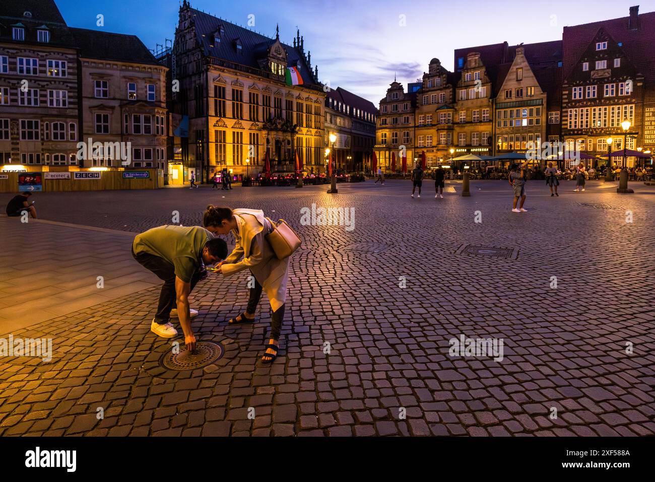 Das Bremer Loch ist eine beliebte Touristenattraktion und verbindet Unterhaltung mit sozialem Engagement auf unterhaltsame Weise. Bremer Loch auf dem Marktplatz. Das Bremer Loch dient als Spendengeldbox für die Wilhelm Kaisen Bürgerhilfe der Freien Hansestadt Bremen. Nach dem Einlegen einer Münze ist der typische Ruf eines Bremer Stadtmusikers zu hören. Esel, Hund, Katze oder Hahn. Bremen, Deutschland Stockfoto