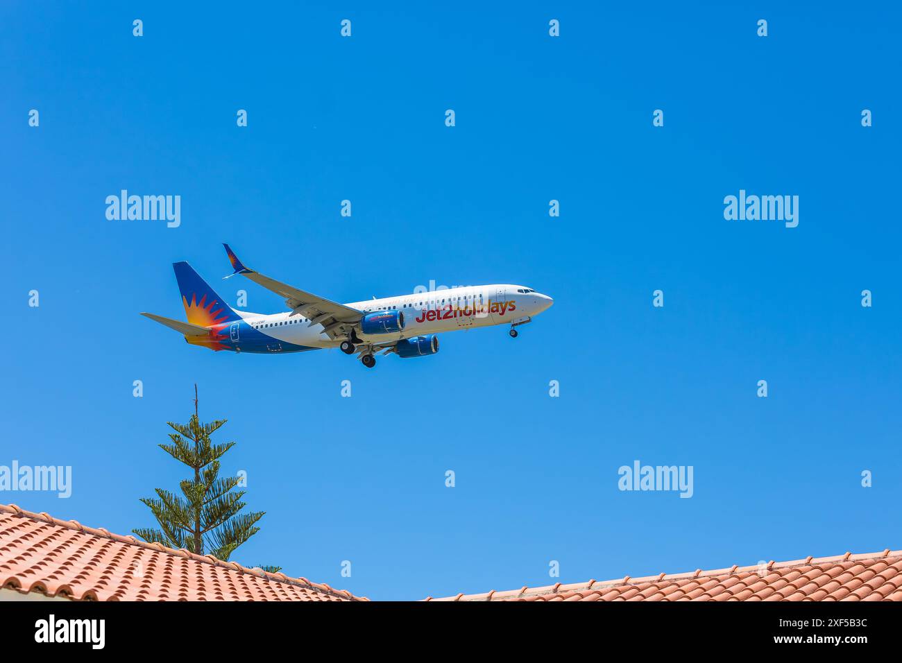 Kefalonia, Griechenland, 28. Juni 2024. Jet2 Flugzeuge fliegen tief