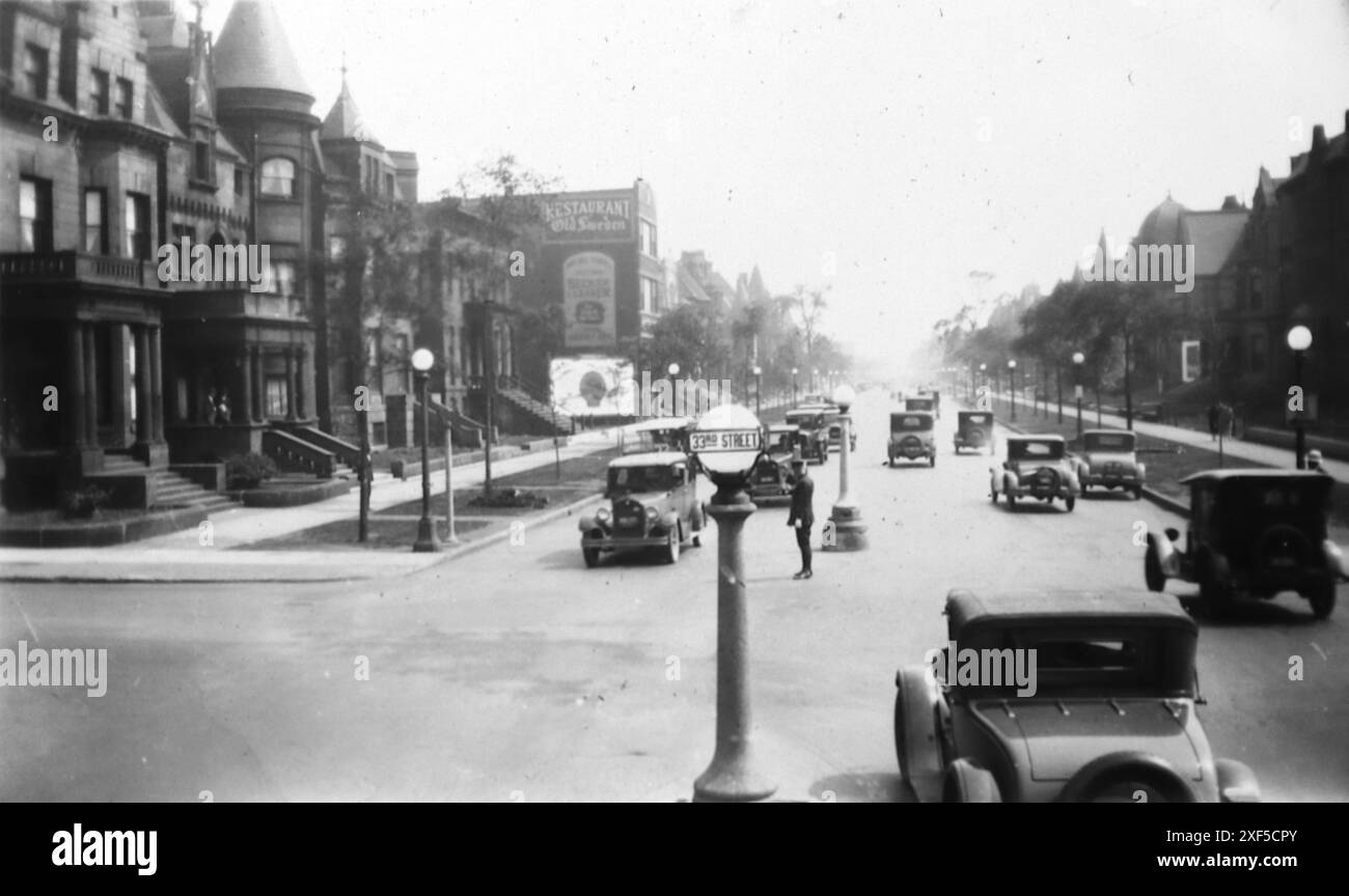 Autos auf einer breiten Straße in Chicago, Mitte der 1920er, 33. Straße. Von einem Fotoalbum aus den 1920er Jahren waren die Originalbilder in verschiedenen Größen. Eine Notiz zum Album besagte: „Dieses Album wurde von den Vollstreckern von Helen Friese, deren Mutter eine Elster-Schwester von Augustus Karl war, nach England geschickt. Die Familie emigrierte aus Triev nach Chicago. Helen war Lehrerin und Einzelkind. Karl Friese und sein Bruder heirateten zwei Elster-Schwestern, Dina und Leise.“ Familienbilder und Bilder von Chicago, viele davon waren Schnappschüsse. Das waren Amateurfotos. Stockfoto