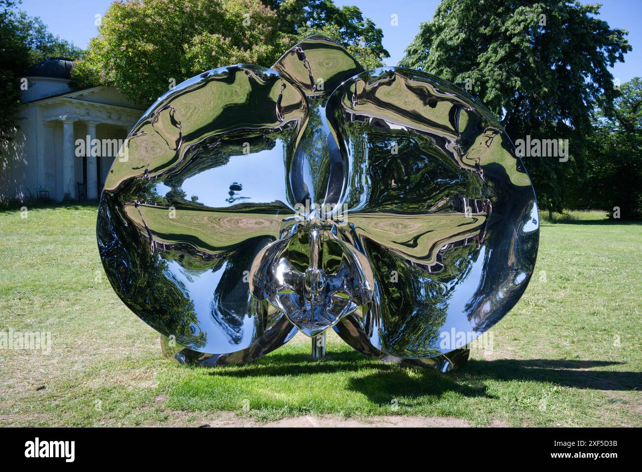 Light into Life (photosynthetische Form) 2023 von Marc Quinn in Kew Gardens in London Stockfoto