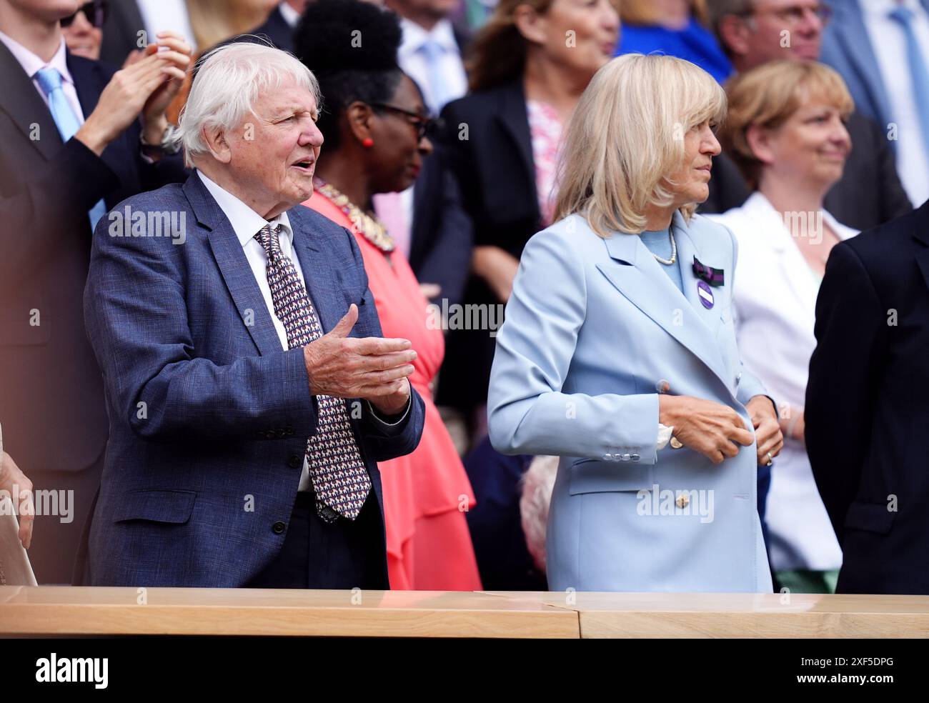 Sir David Attenborough und Debbie Jevans in der königlichen Box am ersten Tag der Wimbledon Championships 2024 im All England Lawn Tennis and Croquet Club, London. Bilddatum: Montag, 1. Juli 2024. Stockfoto