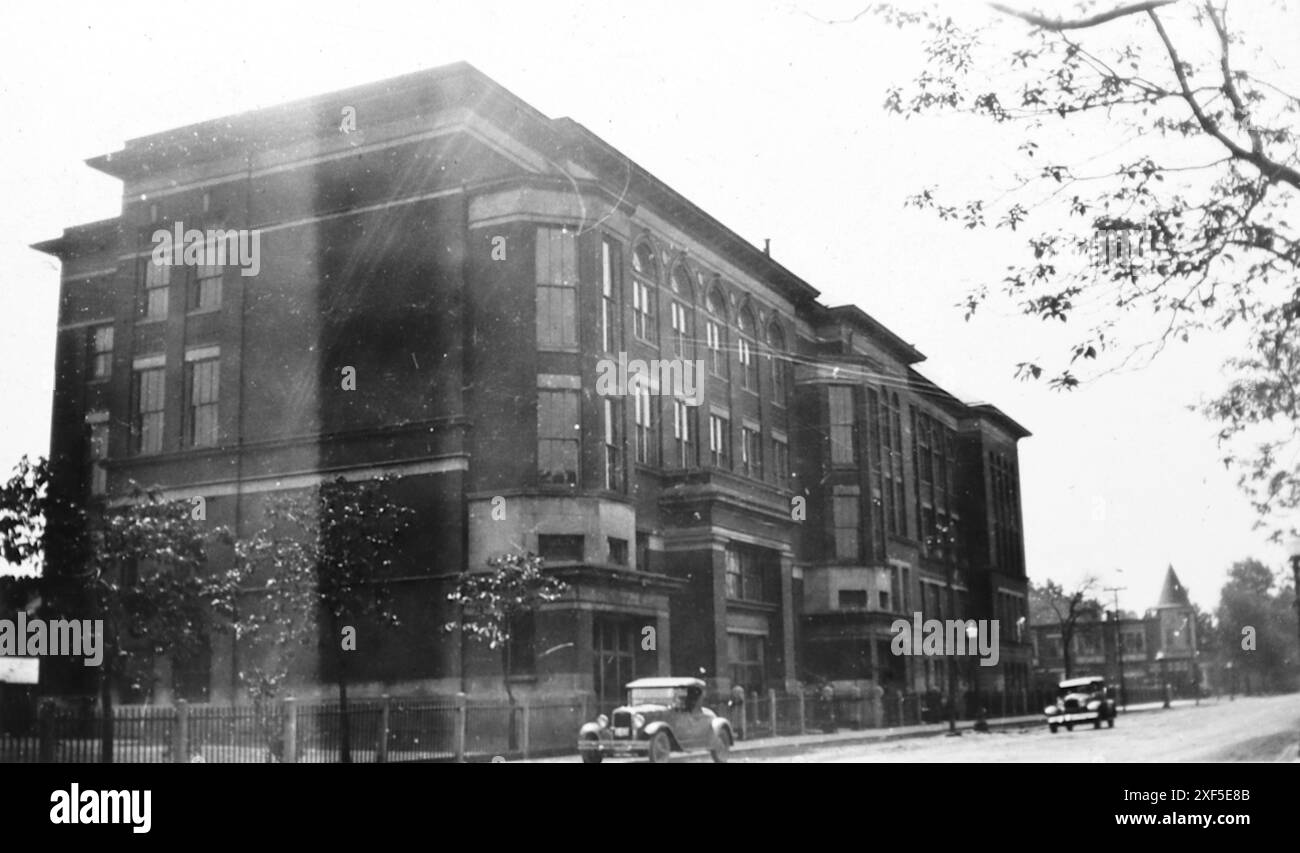 Architektur: Ein Gebäude in Chicago mit Autos draußen, 1920. Von einem Fotoalbum aus den 1920er Jahren waren die Originalbilder in verschiedenen Größen. Eine Notiz zum Album besagte: „Dieses Album wurde von den Vollstreckern von Helen Friese, deren Mutter eine Elster-Schwester von Augustus Karl war, nach England geschickt. Die Familie emigrierte aus Triev nach Chicago. Helen war Lehrerin und Einzelkind. Karl Friese und sein Bruder heirateten zwei Elster-Schwestern, Dina und Leise.“ Familienbilder und Bilder von Chicago, viele davon waren Schnappschüsse. Das waren Amateurfotos. Stockfoto