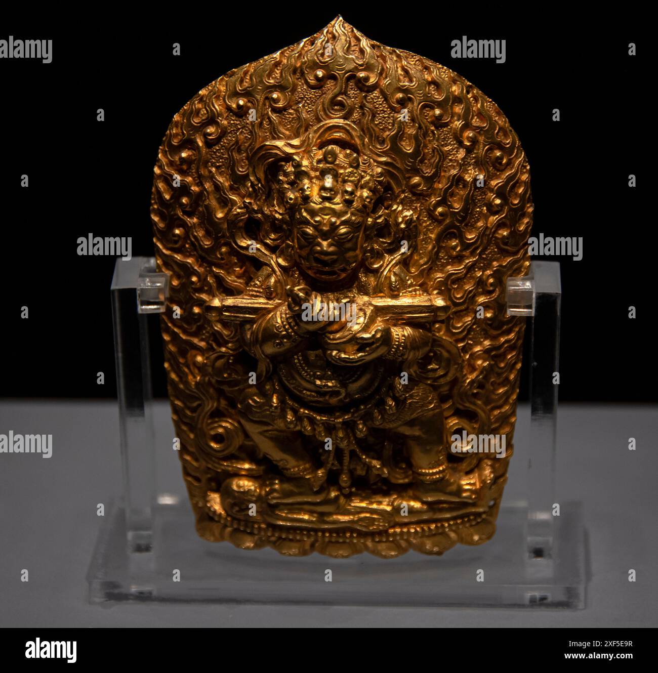 Ein chinesisches goldenes buddhistisches Relikt mit exquisiten Mustern im Hubei Provincial Museum in Wuhan, China Stockfoto