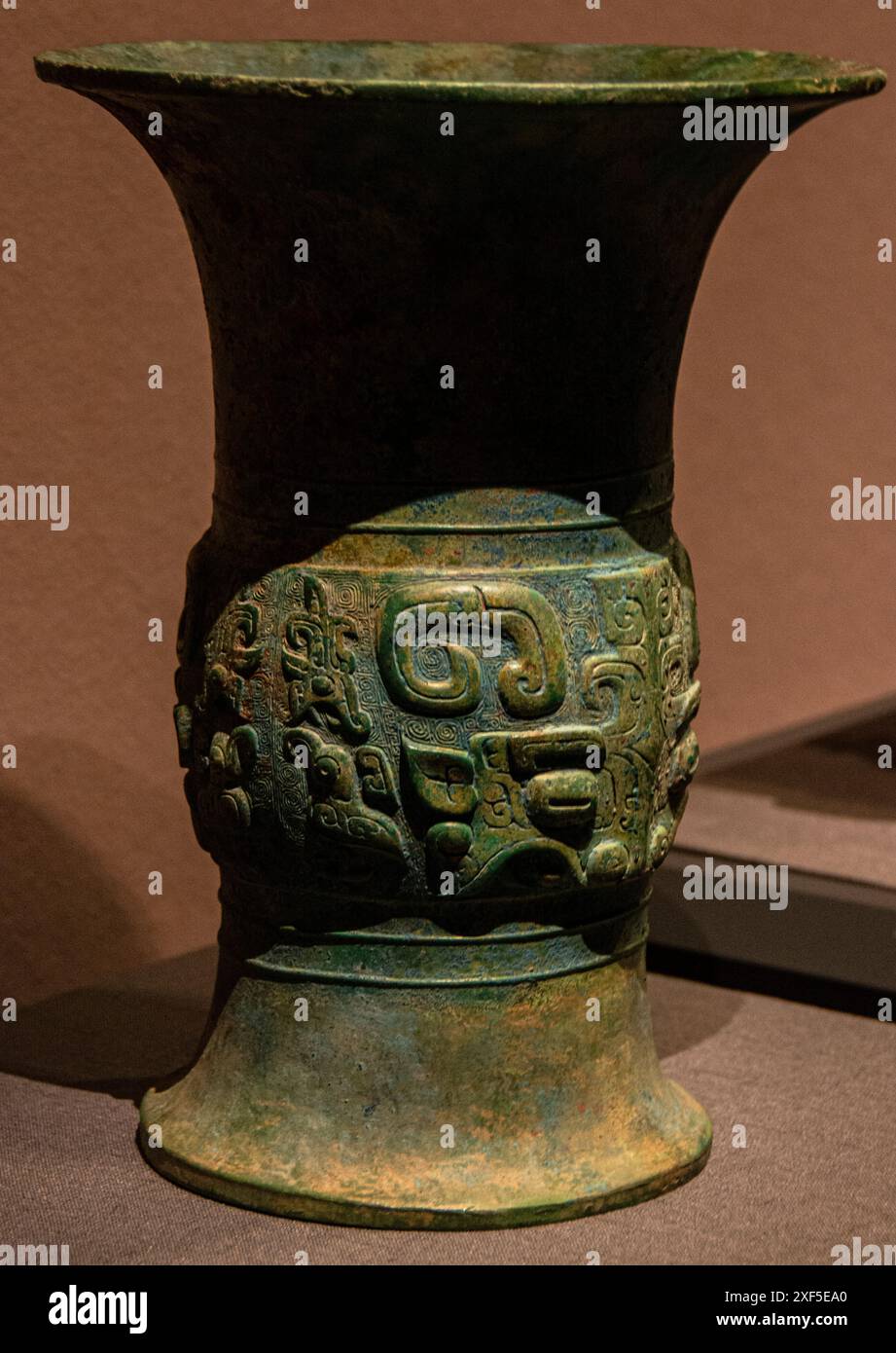 Ein chinesisches Bronzeartefakt mit exquisiten Mustern im Hubei Provincial Museum in Wuhan, China Stockfoto