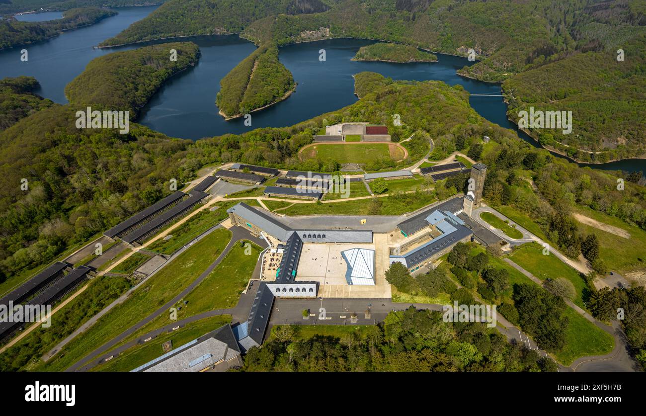 Vogelsang IP Gebäudekomplex und historisches Museum auf dem Erpenscheider Hügel, denkmalgeschütztes ehemaliges Nazi Ordensburg Vogelsang, Urftdamm und Urftsee, Stockfoto