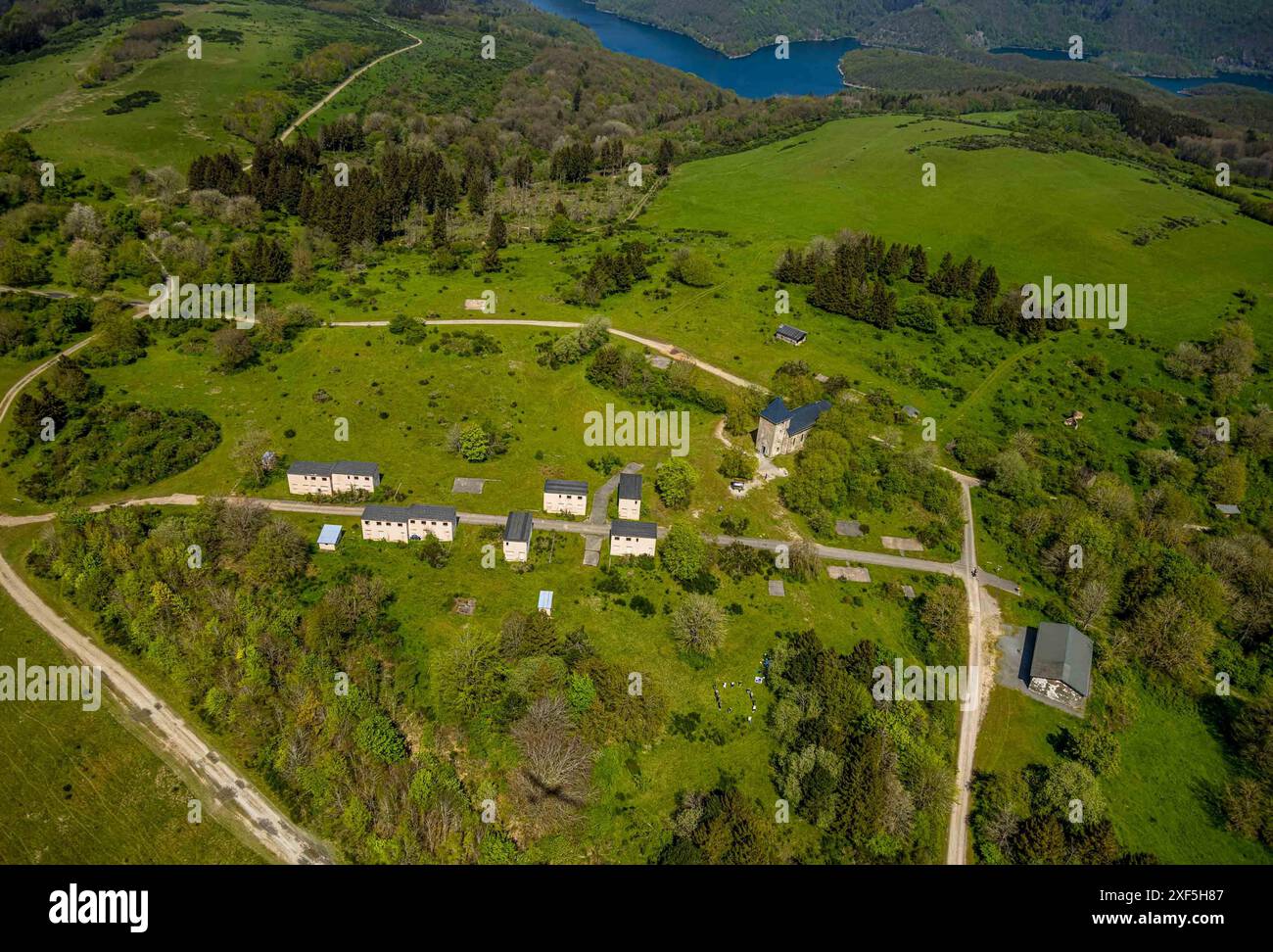 Blick aus der Vogelperspektive, St. Rochus Kirche und alte Schule verlassenes Dorf Wollseifen, verlassenes Dorf, Waldgebiet und Dreiborner Plateau Naturschutzgebiet NSG, beh Stockfoto
