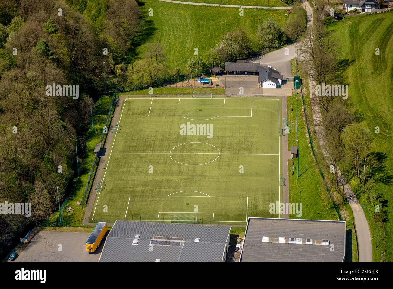 Luftaufnahme, Falken Arena TUS 1921 Bödefeld, Fußballfeld, Bödefeld, Schmallenberg, Sauerland, Nordrhein-Westfalen, Deutschland, Luftbild, Falken A Stockfoto