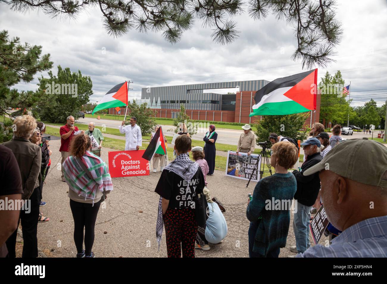 Farmington Hills, Michigan, USA. 30. Juni 2024. Ein Protest, der von Mitgliedern der jüdischen Gemeinde organisiert wird, fordert das Zekelman Holocaust Museum auf, sich gegen Völkermord in Gaza zu stellen, indem es eine Erklärung für einen dauerhaften Waffenstillstand abgibt. Quelle: Jim West/Alamy Live News Stockfoto