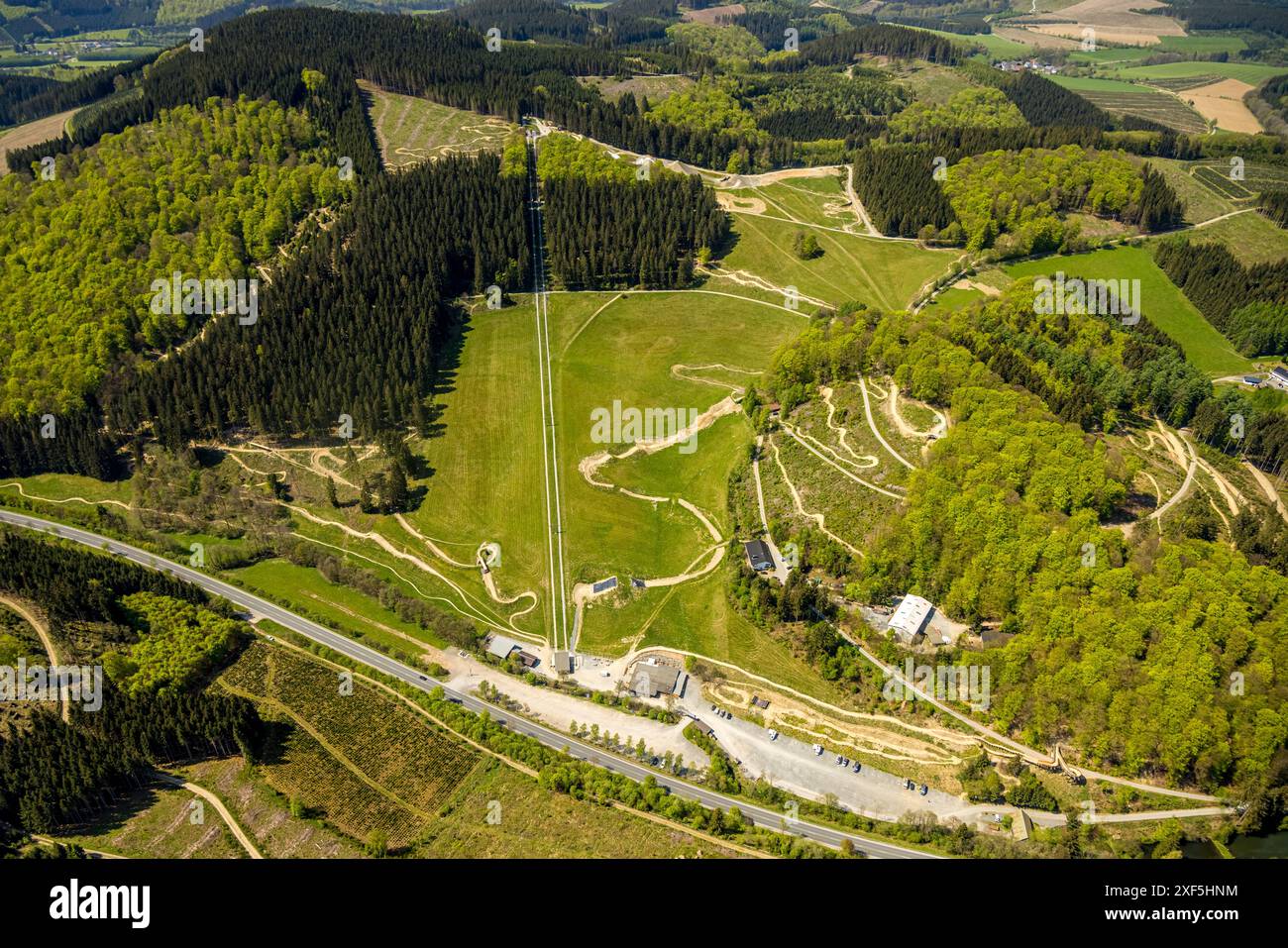 Blick aus der Vogelperspektive, Green Hill Bikepark, Mountainbikeweg im Stadtteil Gellinghausen, mit Seilbahn, umgeben von Wald, Wiesen und Feldern, Stockfoto