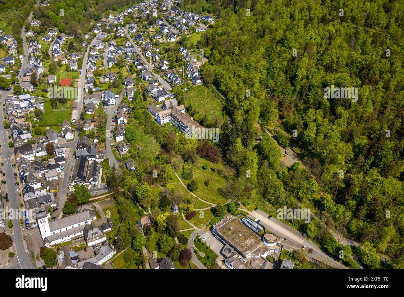 Luftaufnahme, Blick auf Hochstraße und Pfarrkirche St. Georg, Waldgebiet, Fredeburg, Schmallenberg, Sauerland, Nordrhein-Westfalen, Deutschland, Aerial Stockfoto