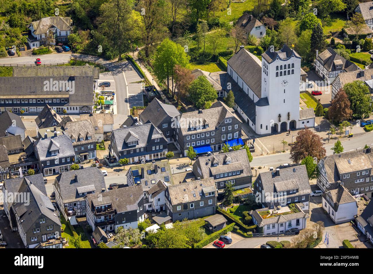 Aus der Vogelperspektive, Stadtzentrum und Pfarrkirche St. Georg, Restaurant Keglerklause, Fredeburg, Schmallenberg, Sauerland, Nordrhein-Westfalen, Deutschland, A Stockfoto