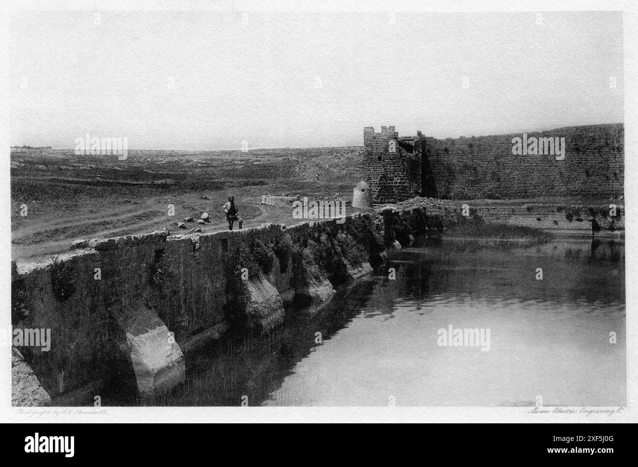 Palästina. 1880er Jahre – Ein Fotodruck der Swan Electric Engraving Company, reproduziert von einem Foto von Cecil Victor Shadbolt, das während seiner Reise durch Palästina aufgenommen wurde. Die Druckschrift trägt den Titel „Salomons Pools“. Stockfoto