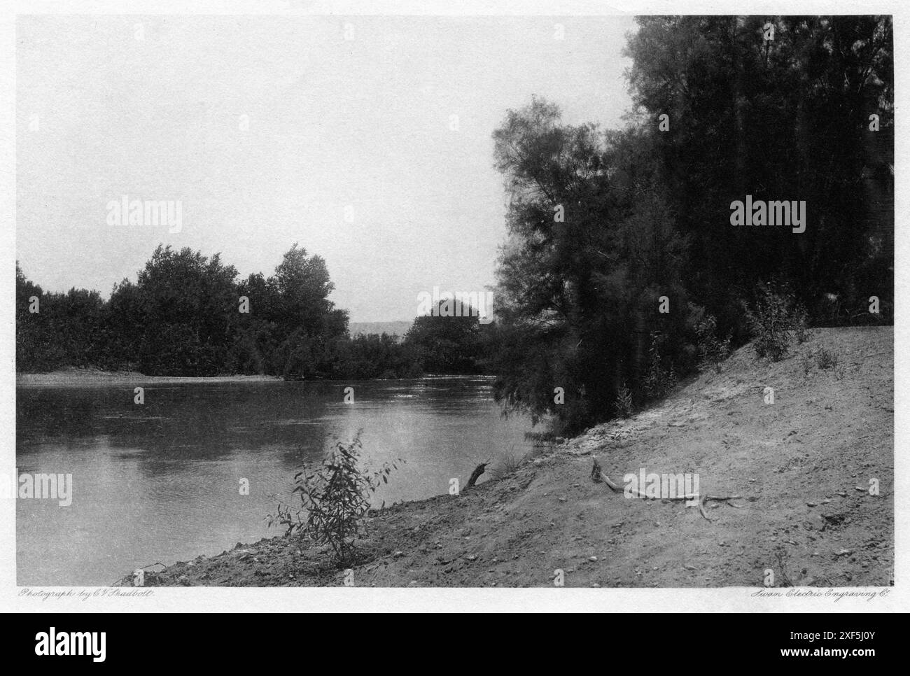 Palästina. 1880er Jahre – Ein Fotodruck der Swan Electric Engraving Company, reproduziert von einem Foto von Cecil Victor Shadbolt, das während seiner Reise durch Palästina aufgenommen wurde. Die Druckschrift trägt den Titel „The Jordan“. Stockfoto