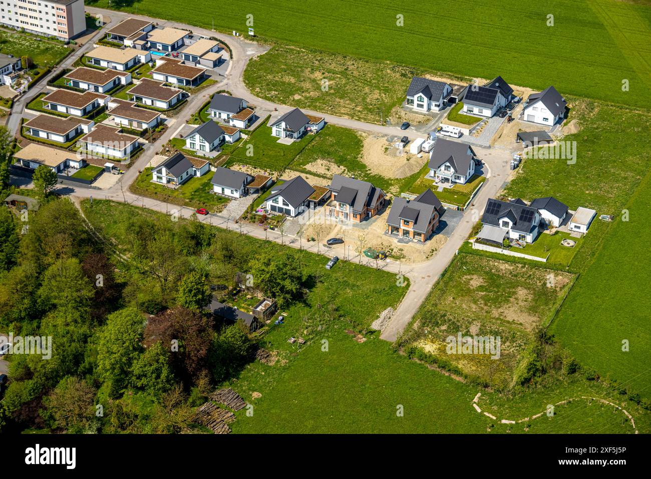Luftaufnahme, Baustelle und Neubau von Einfamilienhäusern und Bungalow Schwarzdornweg, Schmallenberg, Sauerland, Nordrhein-Westpha Stockfoto