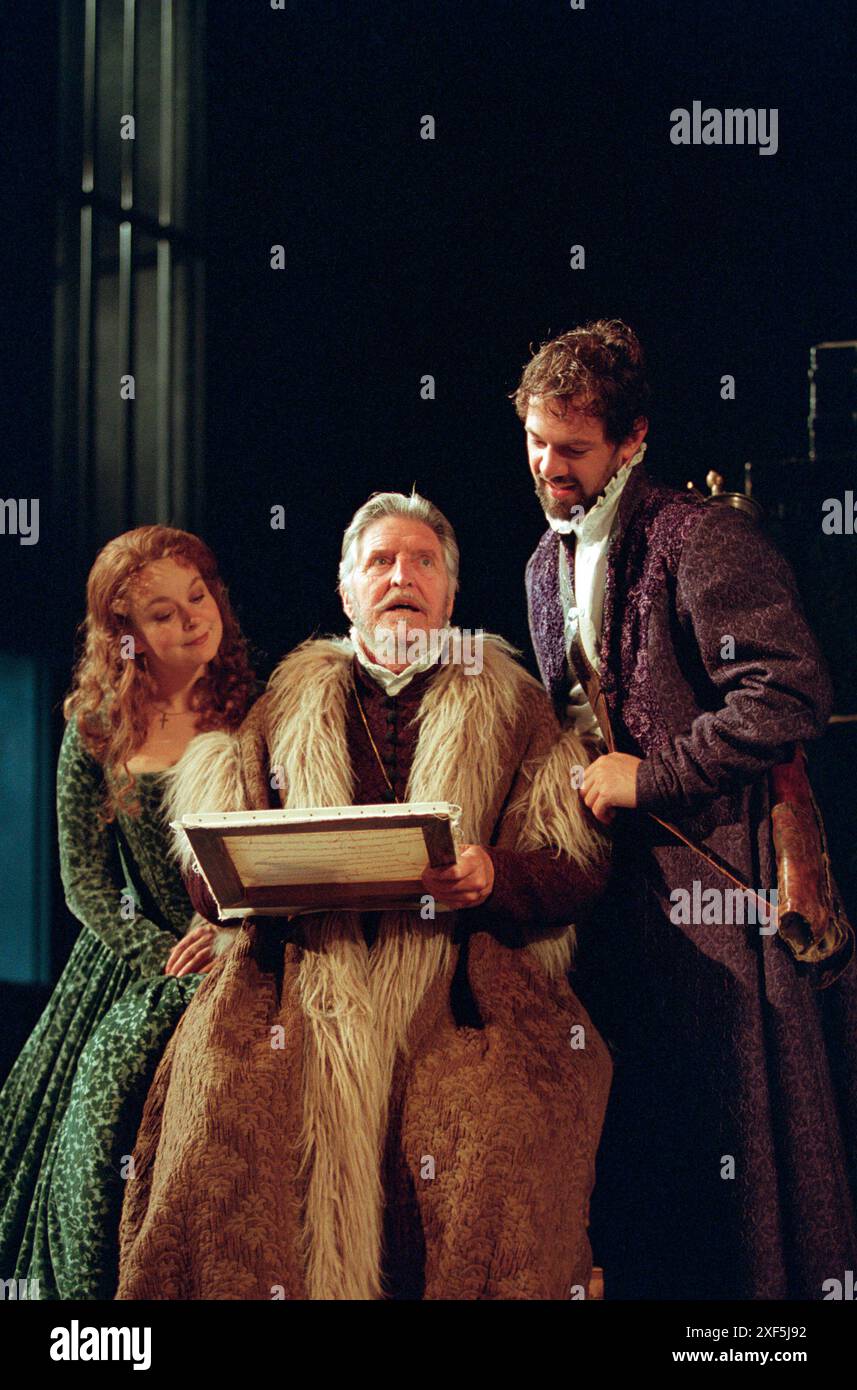 l-r: Cathryn Bradshaw (Ophelia), Denis Quilley (Polonius), Guy Lankester (Laertes) in WEILER von Shakespeare im Lyttelton Theatre, National Theatre (NT), London SE1 05/09/2000 Design: Tim Hatley Beleuchtung: Paul Pyant Fights: Terry King Regisseur: John Caird Stockfoto
