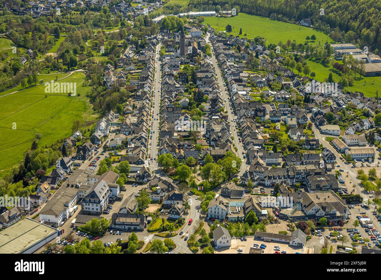 Luftaufnahme, Wohngebiet, Blick auf Schmallenberg Süd, Oststraße und Weststraße, Schmallenberg, Sauerland, Nordrhein-Westfalen, Deutschland, Aeria Stockfoto