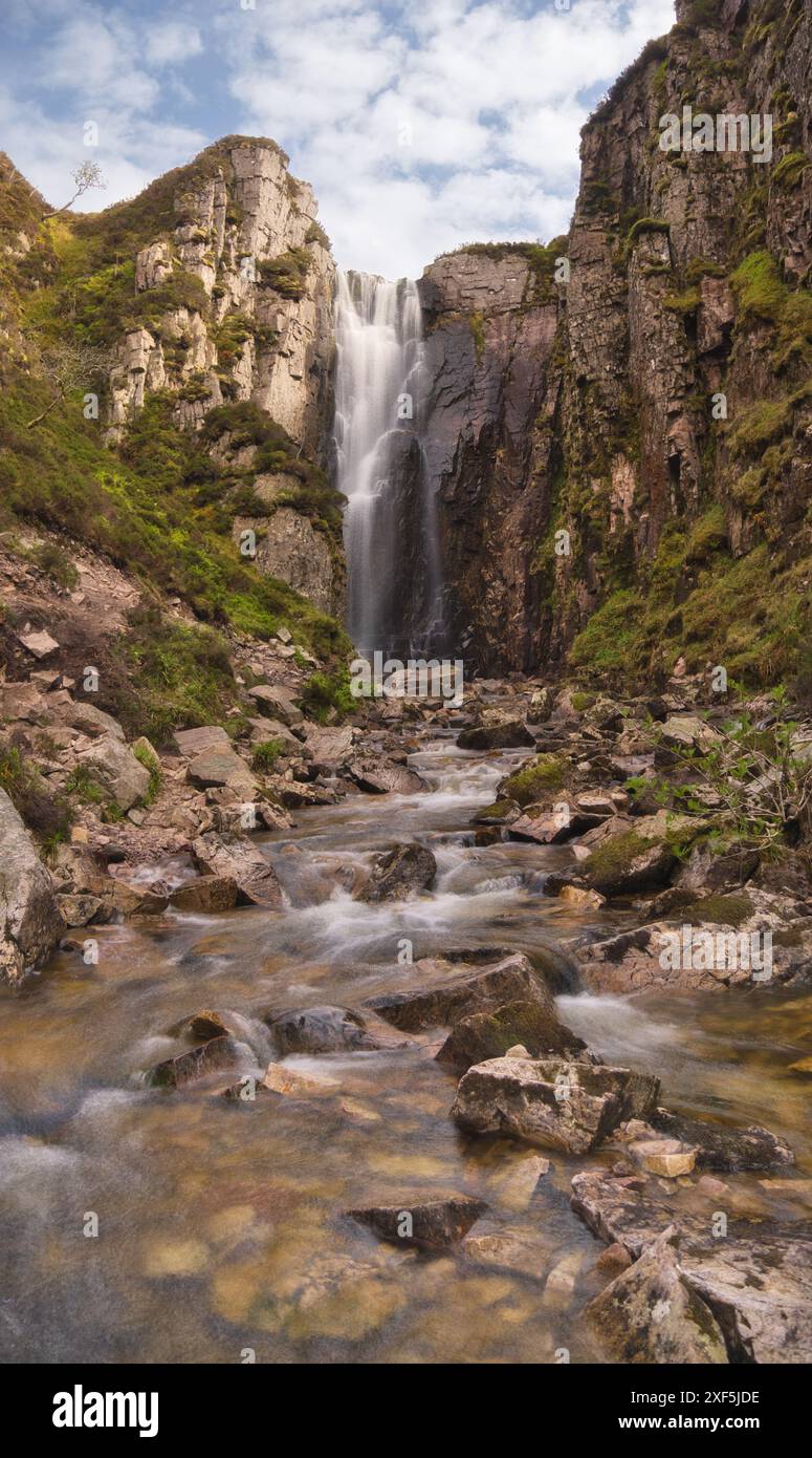 Die spektakulären Wailing Widow Falls, ein atemberaubender natürlicher Wasserfall auf der NC500 Road Trip durch den Norden Schottlands. Stockfoto