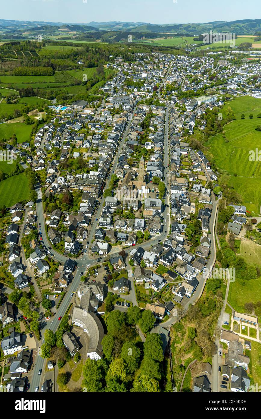 Luftaufnahme, Wohngebiet, Blick auf Schmallenberg Süd, Oststraße und Weststraße, Rathaus, Schmalenhaus historisches Wahrzeichen, Schmallenberg, Saue Stockfoto