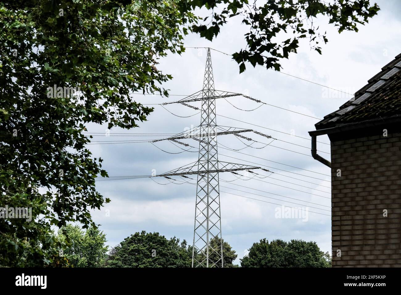 Düsseldorf 01.07.2024 Strommast Freileitungsmast Hochspannungsmast Miete Mietkosten Mietnebenkosten Wohnen Wohnung Mieterhöhung Wohnfläche Energiebedarf Stromkostenabrechnung Betriebskosten Steuern Finanzamt Einkommenssteuererklärung Steuererklärung Betriebsausgaben Werbungskosten Klimaschutzgesetz CO2-Abgabe CO2-Preis energetische Sanierung Bundesumweltministerium Mieter Vermieter grüner Öko-Strom Elektrizität Hochspannung E-Smog Elektrosmog Wohngebiet Stromkosten Stromvergütung Netztransparenz Stromtarife Strom Ökostrom Isolatoren Stromschutz Stromausfall Stockfoto