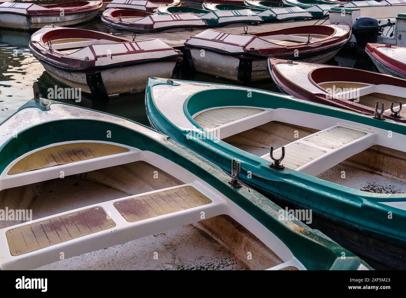 Nahaufnahme der lebhaften Auswahl an kleinen bunten Ruderbooten an der Plaza de Espana in Sevilla, Spanien. Stockfoto