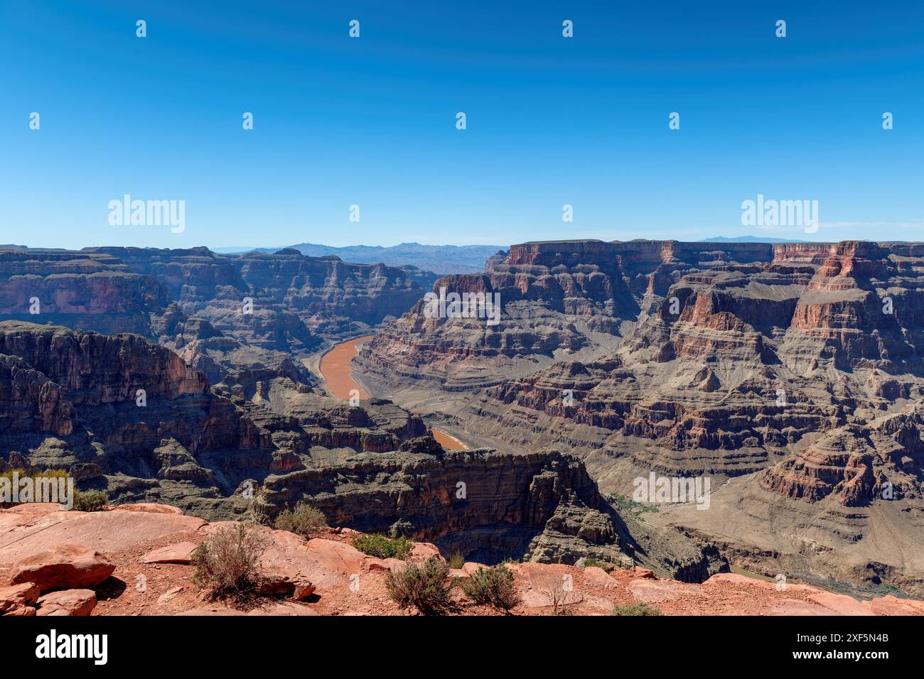 Wunderschöner Grand Canyon West und Colorado River bei Sonnenuntergang, Arizona Stockfoto