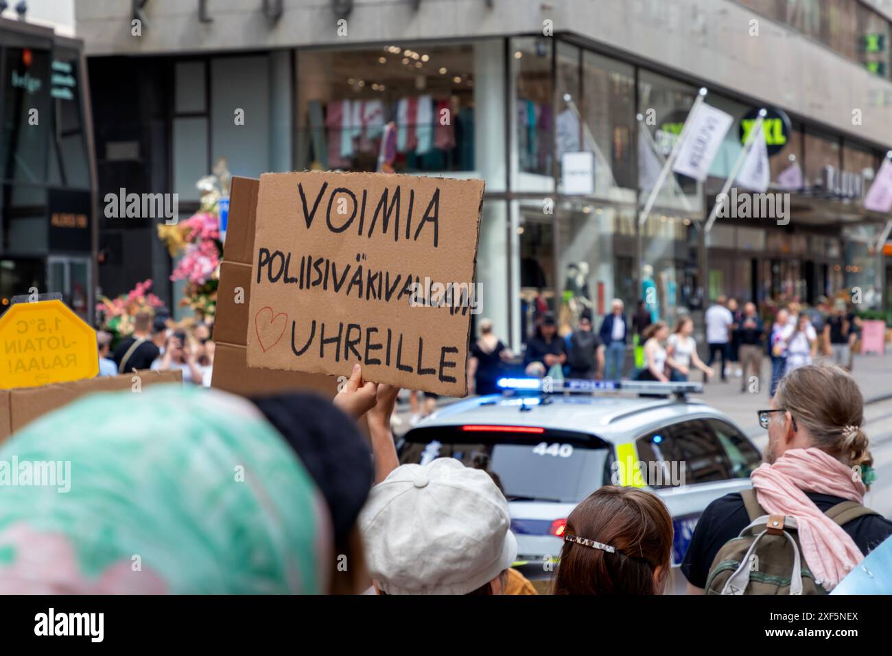 Unterschrift gegen die Polizeibrutalität bei dem Protest der „Sturmwarnung“ der Extinction Rebellion Finnland, der entlang Aleksanterinkatu marschiert. Stockfoto