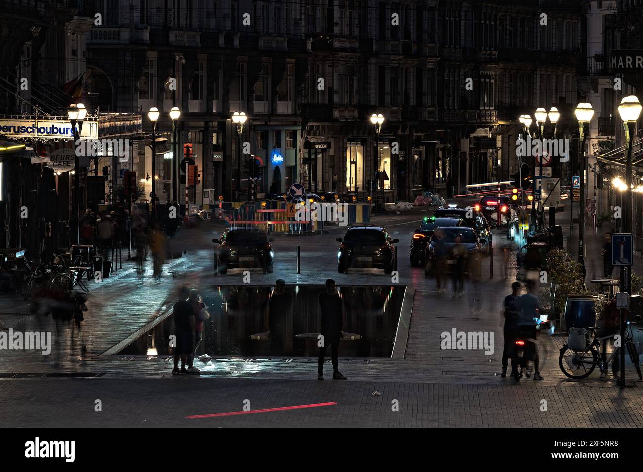 Brüssel Altstadt, Belgien, 23. Juni 2024 - lebhafte Bars und Terrassen an einem Sommernacht in der Anspach Avenue Stockfoto