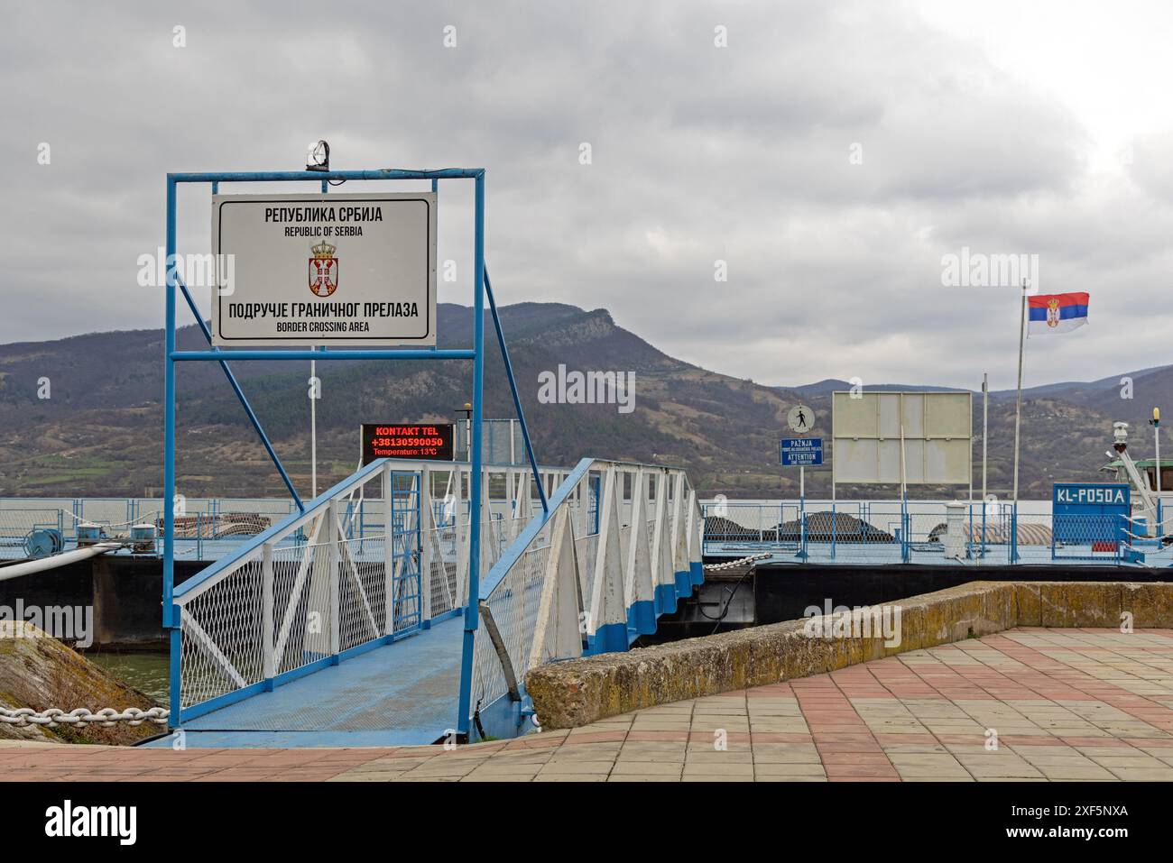 Donji Milanovac, Serbien - 14. März 2024: Ponton Pier Donau-Grenzübergang Republik Serbien und Rumänien. Stockfoto