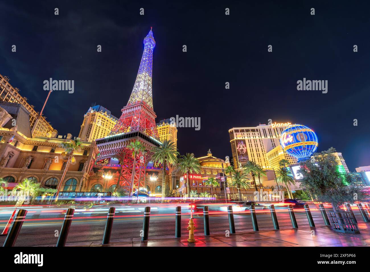Der Verkehr auf dem Las Vegas Strip, wie er nachts in Las Vegas, Nevada, beobachtet wird Stockfoto