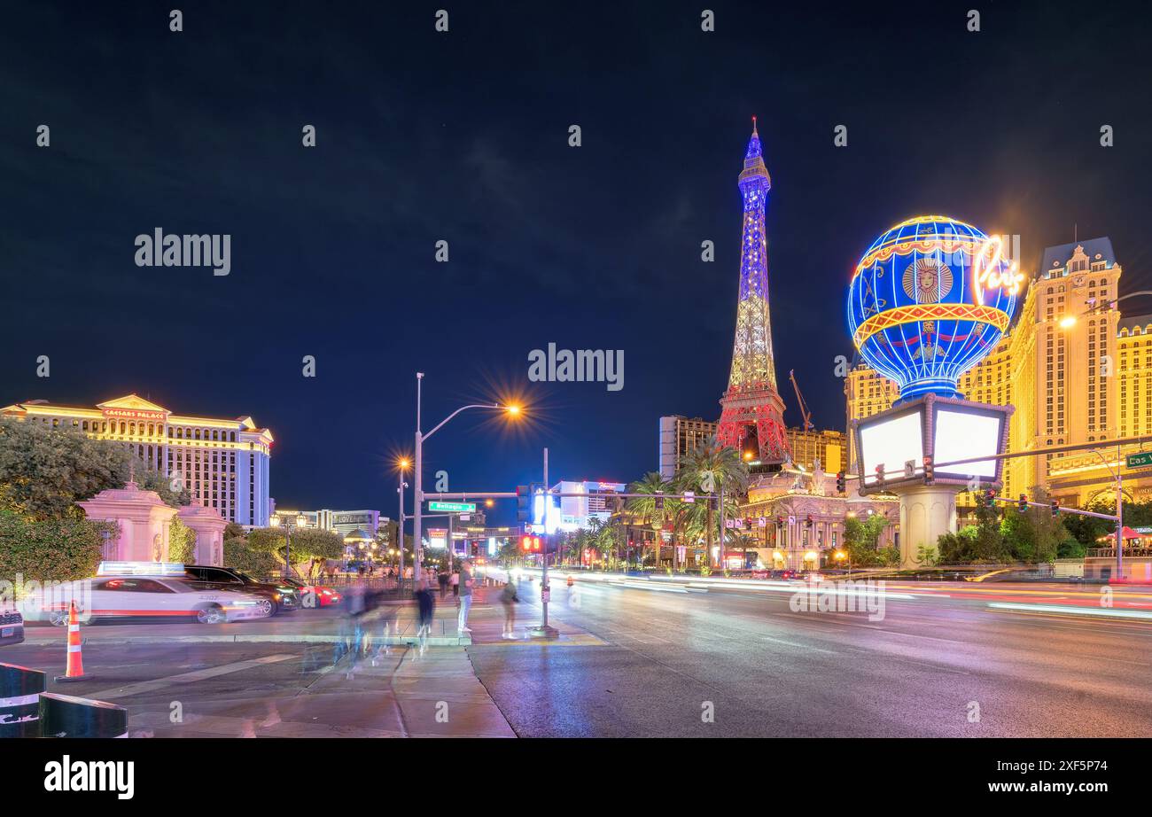 Der Verkehr auf dem Las Vegas Strip, wie er nachts in Las Vegas, Nevada, beobachtet wird Stockfoto