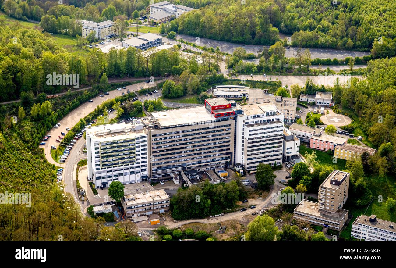 Luftaufnahme, Diakonie Klinikum Jung-Stilling Allgemeinkrankenhaus, Hubschrauberlandeplatz ADAC Luftrettung, Waldgebiet, Siegen-Rosterberg, Siegen, Siegerland, North Rhi Stockfoto