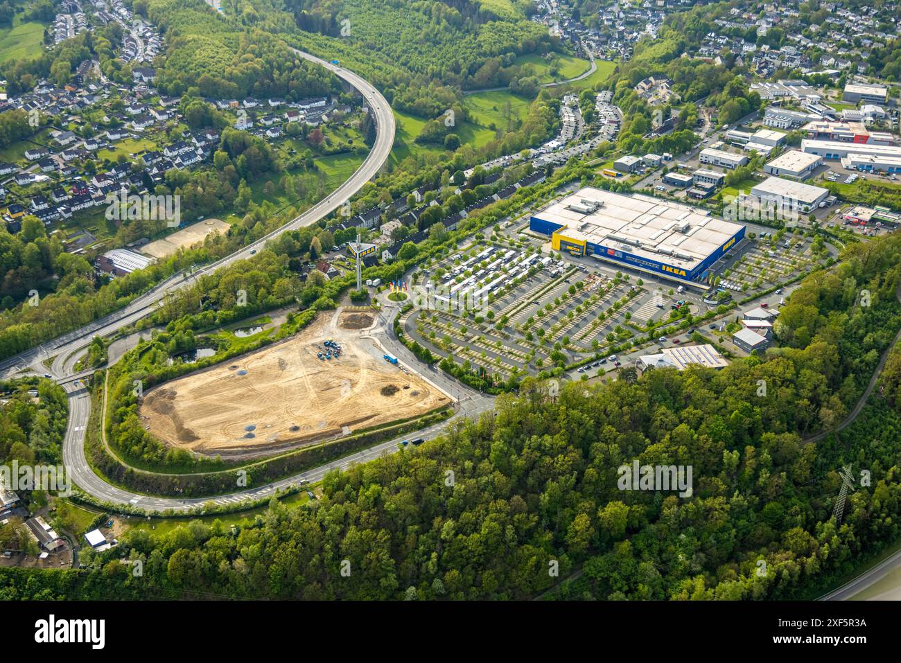 Luftsicht, Ikea Möbelgeschäft und Parkplätze, Gewerbegebiet Garnisonsring, Baugebiet an der Wallhausenstraße, Wohnsiedlung Siegen-Fischbache Stockfoto