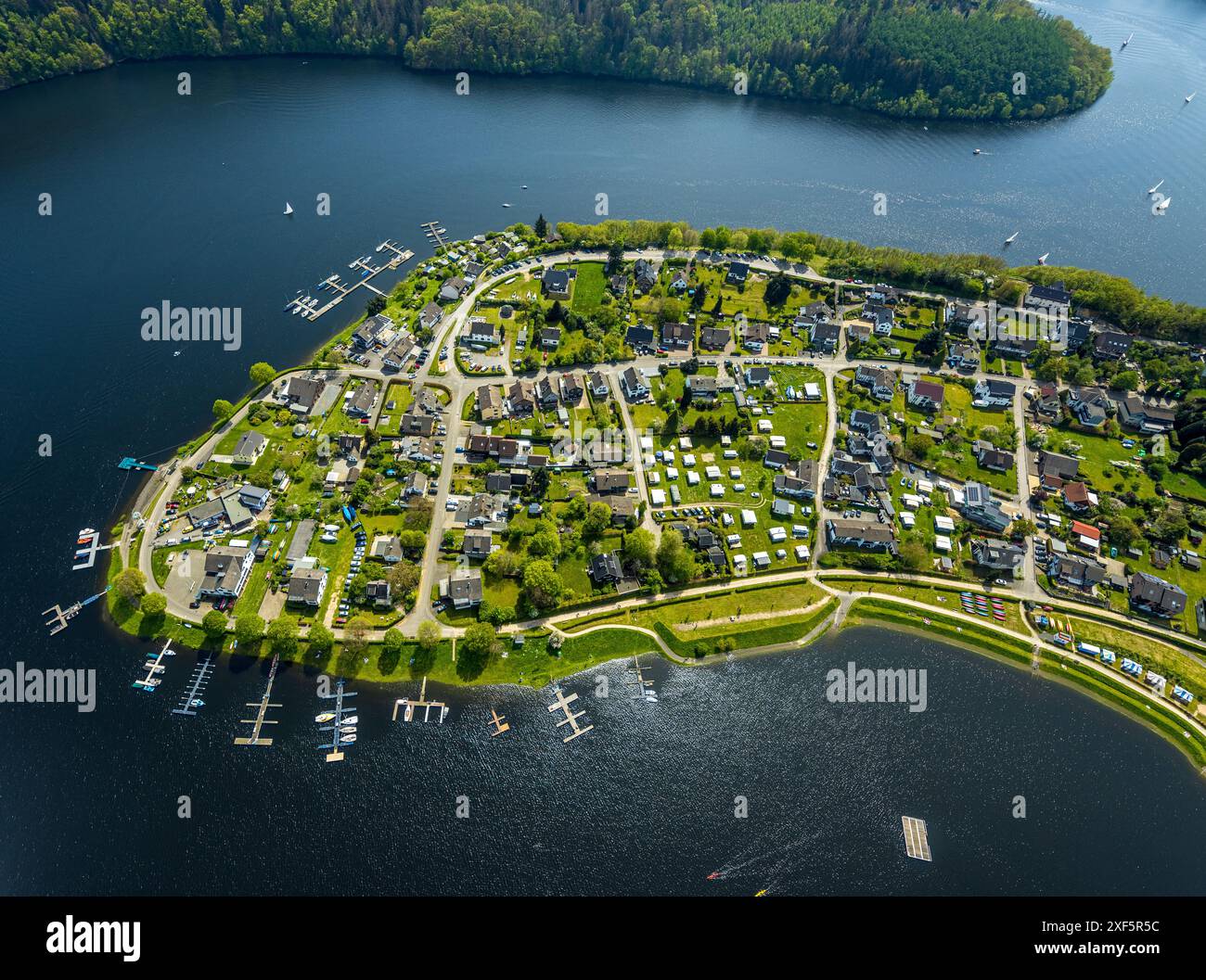 Luftsicht, Campingplatz Woffelsbach und Wohngebiet Woffelsbach, Rur und Rursee mit Segelbooten, Bootsankern, Nord-EI Stockfoto