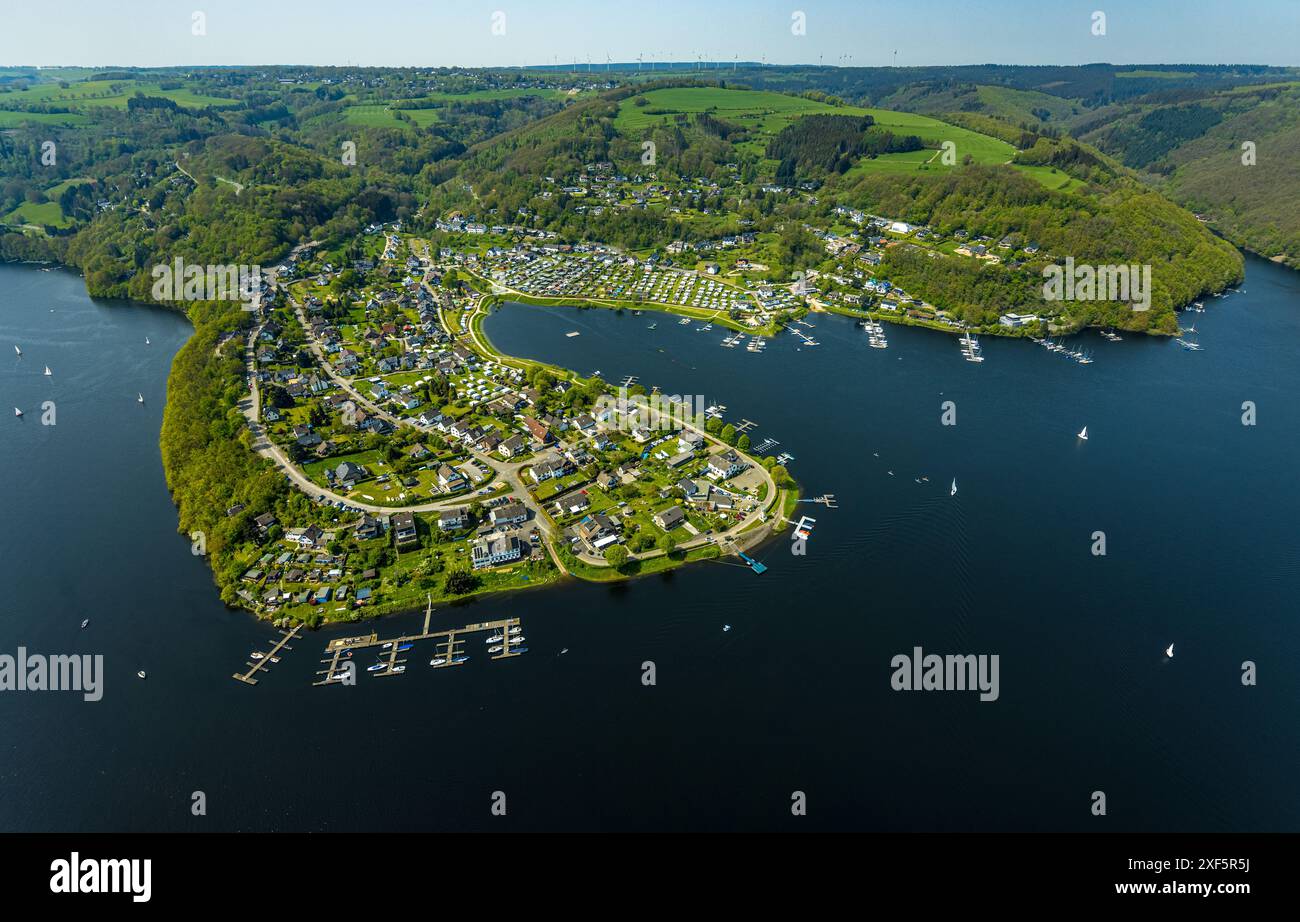 Luftaufnahme, Campingplatz Woffelsbach und Wohngebiet Woffelsbach in hügeliger Waldlage, Rur und Rursee mit Segelbooten, bo Stockfoto