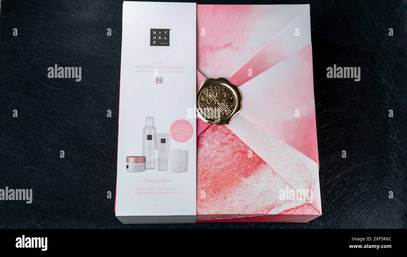 Jurmala, Lettland 25.06.2024: Die rosa-weiße Box ist mit goldenen Siegel verziert. Rituale das Ritual von Sakura - Set der Körperpflegekosmetik. Stockfoto