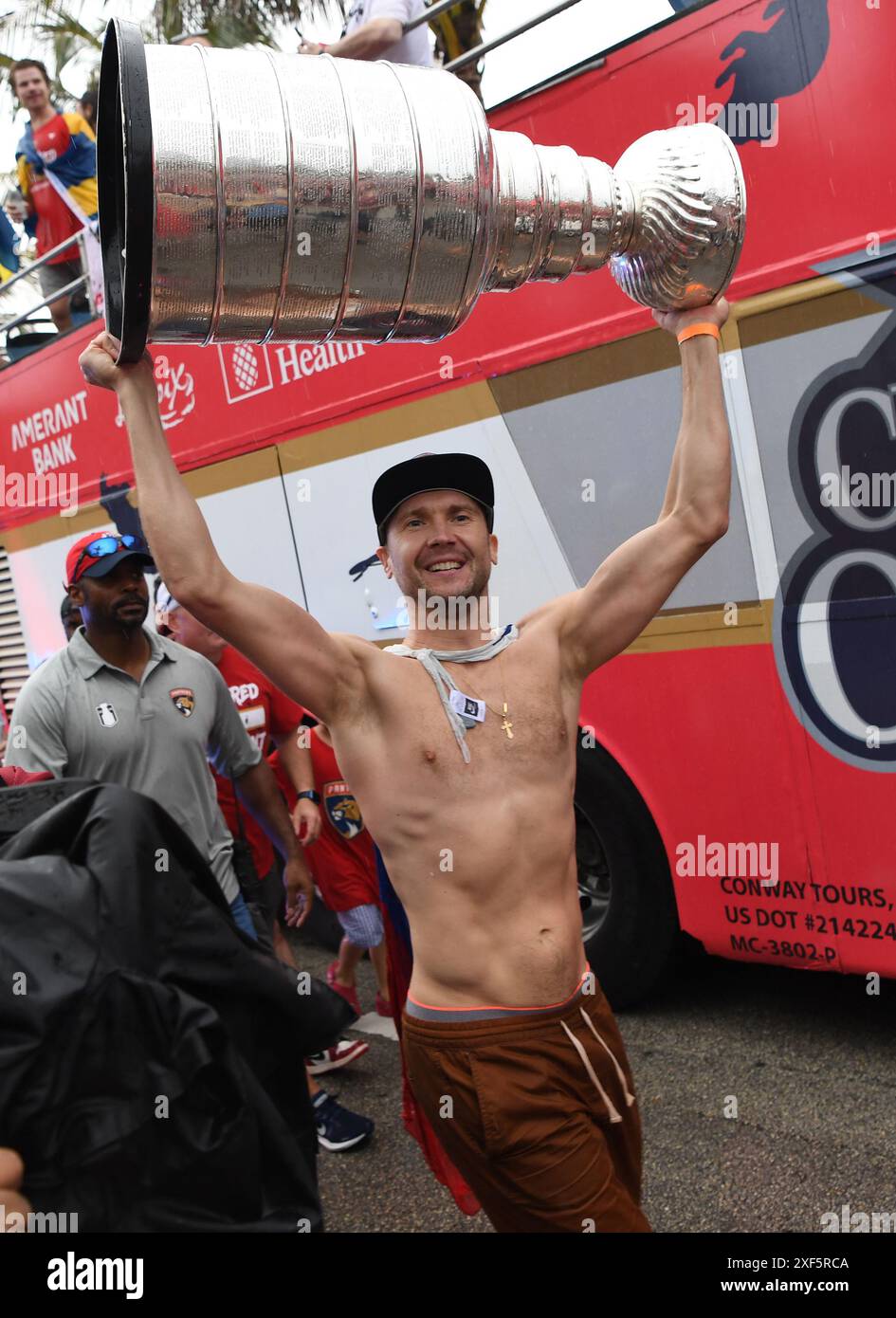 Fort Lauderdale Beach, Florida, USA. 30. Juni 2024. Sergei Bobrovsky von den Florida Panthers feiert während der Siegparade nach dem Sieg der Florida Panthers im Stanley Cup am 30. Juni 2024 in Fort Lauderdale Beach, Florida. Quelle: Mpi04/Media Punch/Alamy Live News Stockfoto