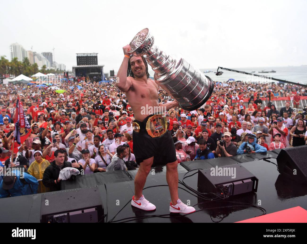 Fort Lauderdale Beach, Florida, USA. 30. Juni 2024. Ryan Lomberg von den Florida Panthers feiert während der Siegesparade nach dem Sieg der Florida Panthers im Stanley Cup am 30. Juni 2024 in Fort Lauderdale Beach, Florida. Quelle: Mpi04/Media Punch/Alamy Live News Stockfoto