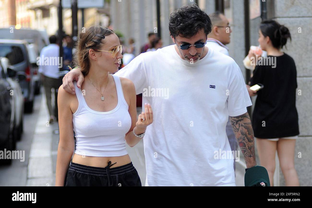 Mailand, 01-07-2024 Kakhaber Kaladze, ehemaliger georgischer Fußballspieler, Verteidiger von Mailand, war Energieminister und Parlamentsabgeordneter von Georgien, heute Bürgermeister von TIFLIS. Hier ist er mit seiner Frau Anouki, während er durch die Straßen des Zentrums spaziert Stockfoto