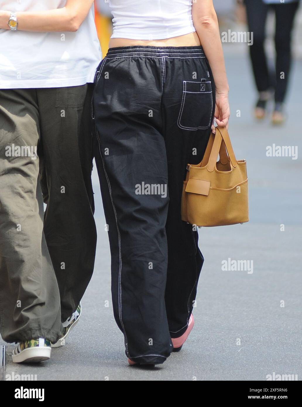 Mailand, 01-07-2024 Kakhaber Kaladze, ehemaliger georgischer Fußballspieler, Verteidiger von Mailand, war Energieminister und Parlamentsabgeordneter von Georgien, heute Bürgermeister von TIFLIS. Hier ist er mit seiner Frau Anouki, während er durch die Straßen des Zentrums spaziert Stockfoto