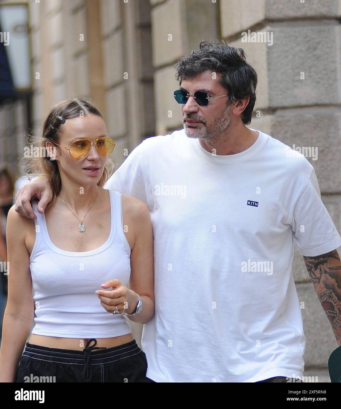 Mailand, 01-07-2024 Kakhaber Kaladze, ehemaliger georgischer Fußballspieler, Verteidiger von Mailand, war Energieminister und Parlamentsabgeordneter von Georgien, heute Bürgermeister von TIFLIS. Hier ist er mit seiner Frau Anouki, während er durch die Straßen des Zentrums spaziert Stockfoto