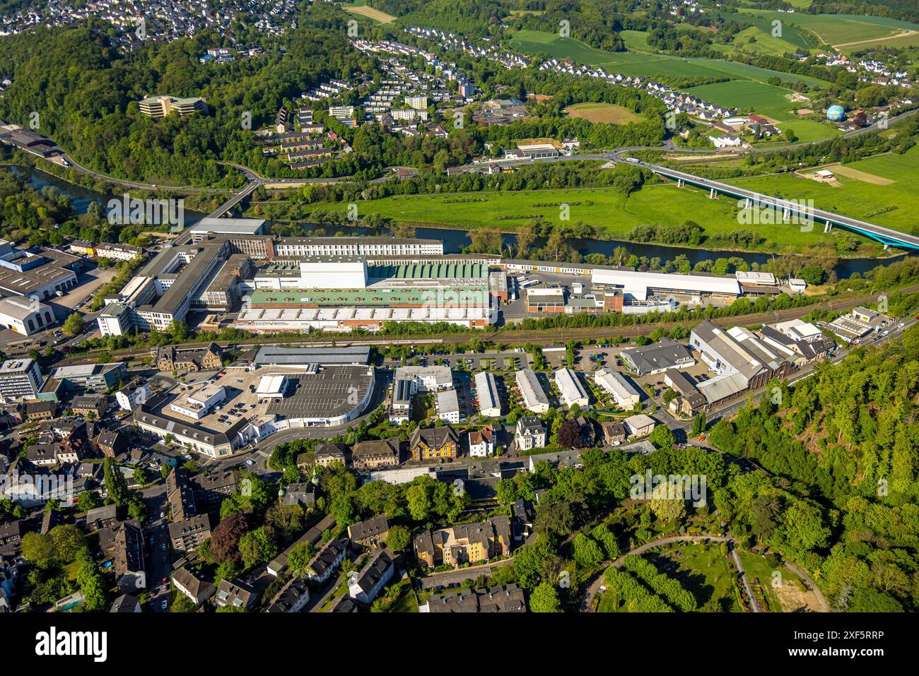 Luftaufnahme, Demag-Werk, Ruhr und neue Ruhrbrücke Wetter Gederner Straße Bundesautobahn B236, Demag altes Verwaltungsgebäude Hochaus in der Stadt Stockfoto