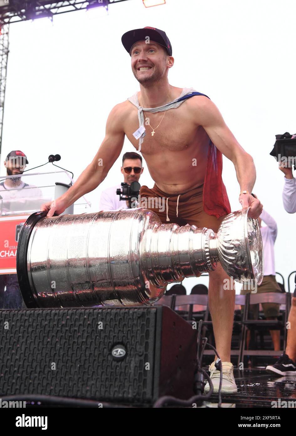 Fort Lauderdale Beach, Florida, USA. 30. Juni 2024. Sergei Bobrovsky von den Florida Panthers feiert während der Siegparade nach dem Sieg der Florida Panthers im Stanley Cup am 30. Juni 2024 in Fort Lauderdale Beach, Florida. Quelle: Mpi04/Media Punch/Alamy Live News Stockfoto