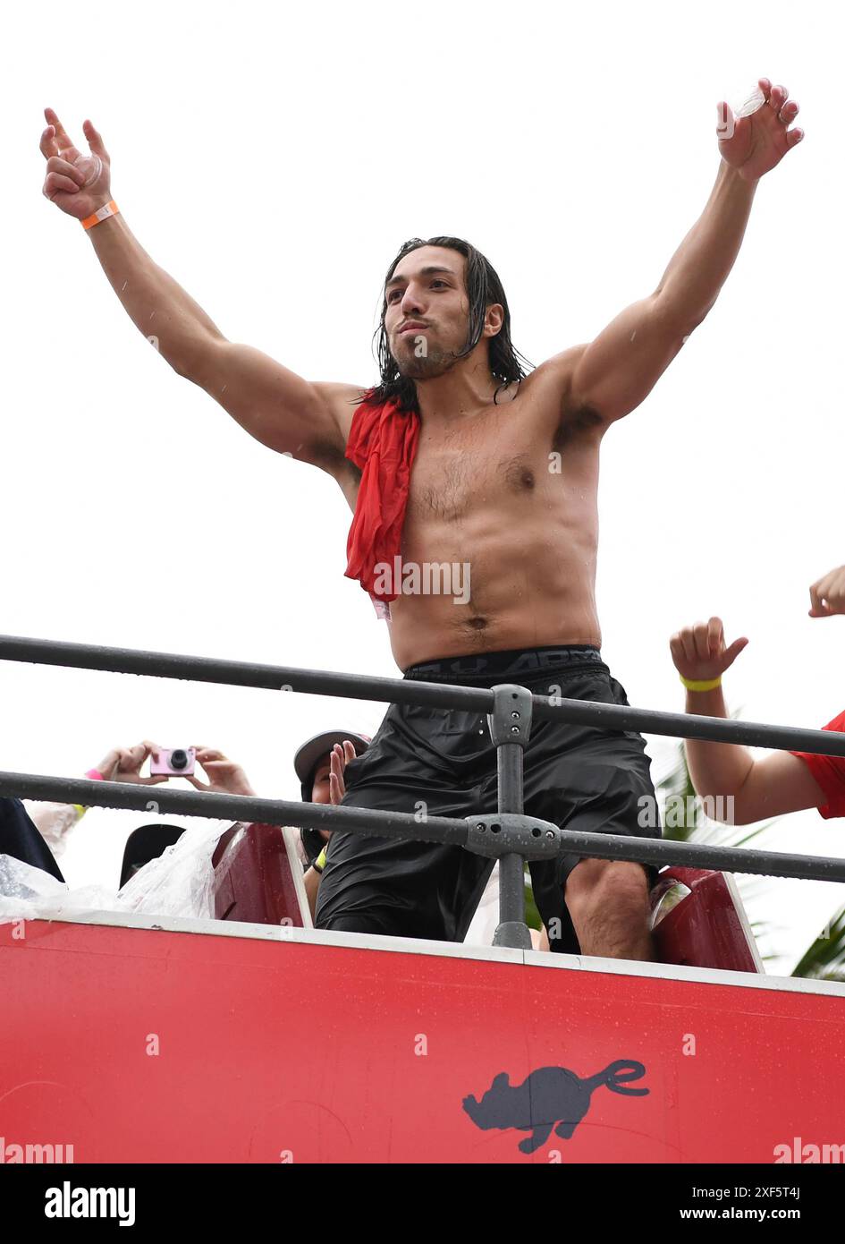 Fort Lauderdale Beach, Florida, USA. 30. Juni 2024. Ryan Lomberg von den Florida Panthers feiert während der Siegesparade nach dem Sieg der Florida Panthers im Stanley Cup am 30. Juni 2024 in Fort Lauderdale Beach, Florida. Quelle: Mpi04/Media Punch/Alamy Live News Stockfoto