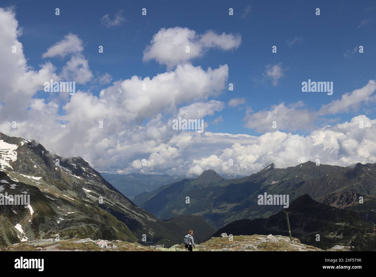 Weitwinkelblick von einem Hochplateau auf die Weisssee Gletscherwelt mit Blick auf das aufragende Wolkenmeer über den Berggipfeln Stockfoto