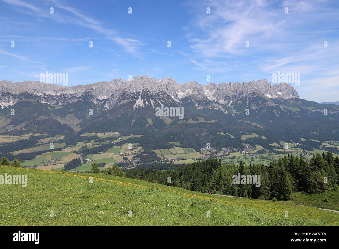 Weitwinkelblick auf das imposante Kaisergebirge in Österreich von einem Hügel auf dem Hartkaiser Stockfoto