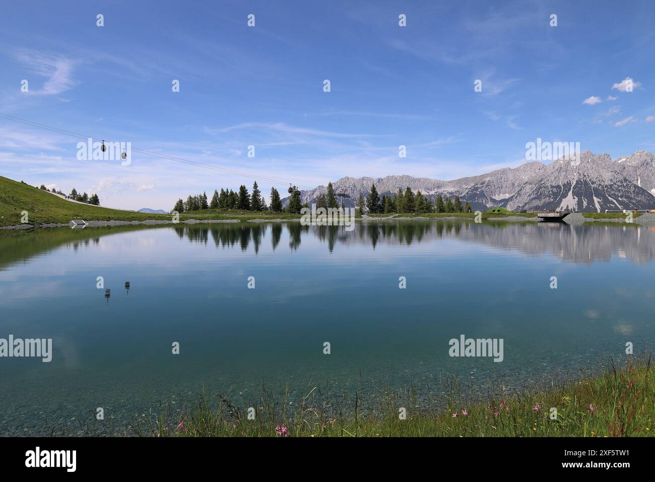Weitwinkelblick über den Stausee am Hartkaiser bis zum Kaisergebirge Stockfoto