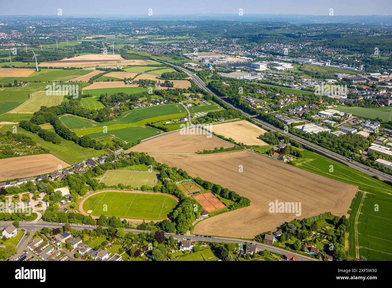 Luftaufnahme, Vöckenberger Wiesen und Felder Frischluftkorridor, Windräder und Bau einer Windkraftanlage an der Baroper Straße, Sportplatz TUS St. Stockfoto
