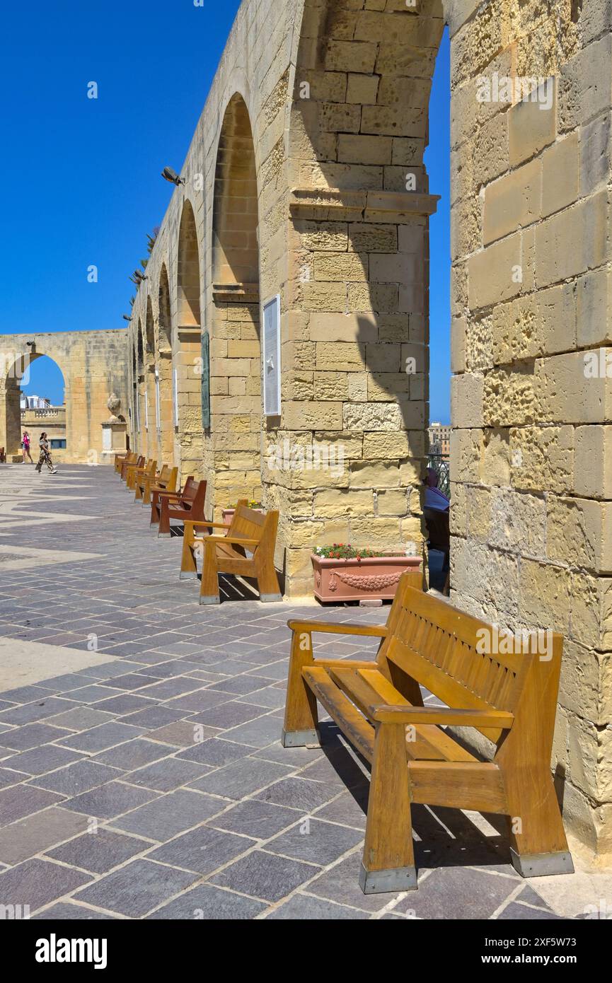 Valletta, Malta - 3. August 2023: Holzbänke im Upper Barrakka Garden Stockfoto