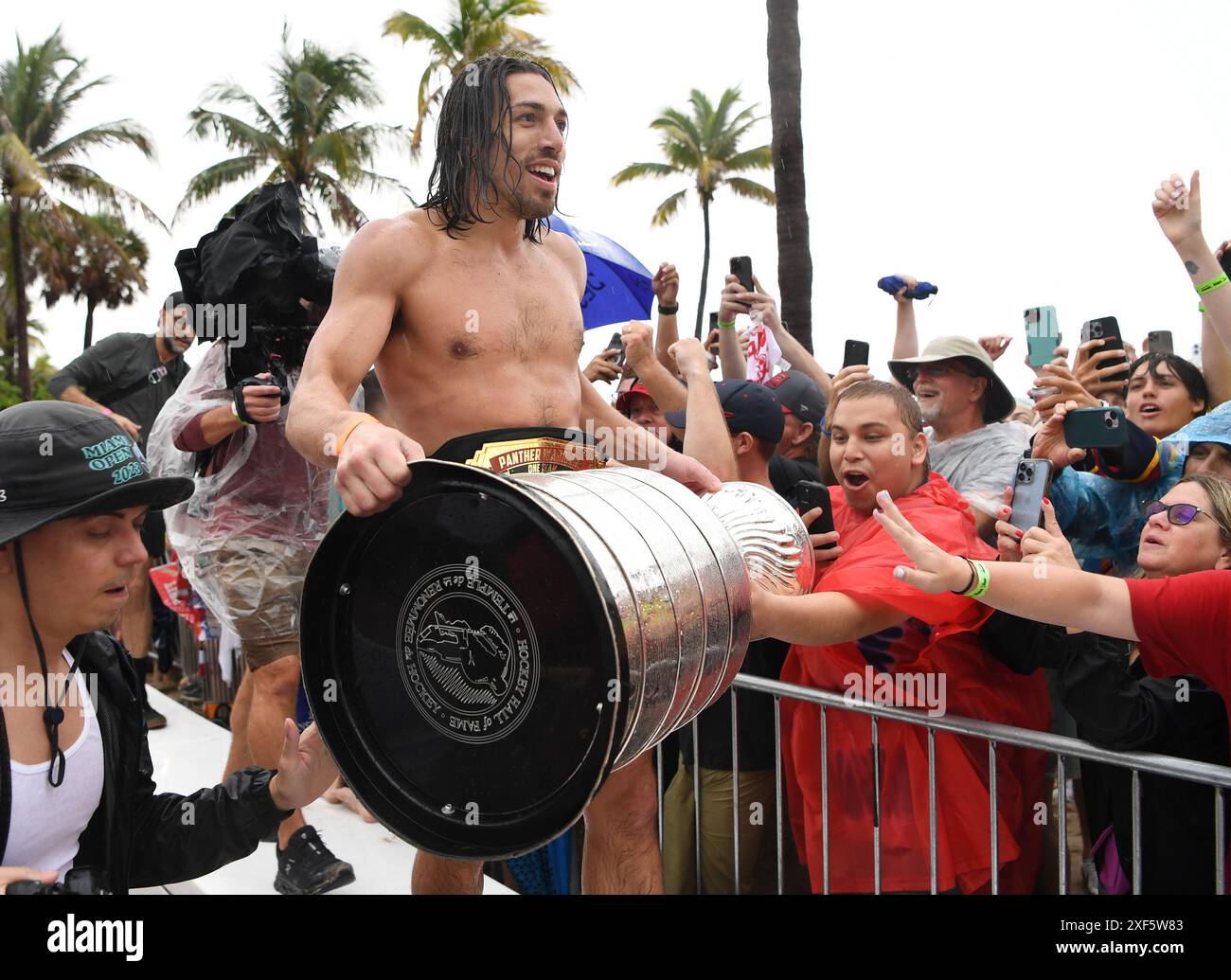 Fort Lauderdale Beach, Florida, USA. 30. Juni 2024. Ryan Lomberg von den Florida Panthers feiert während der Siegesparade nach dem Sieg der Florida Panthers im Stanley Cup am 30. Juni 2024 in Fort Lauderdale Beach, Florida. Quelle: Mpi04/Media Punch/Alamy Live News Stockfoto